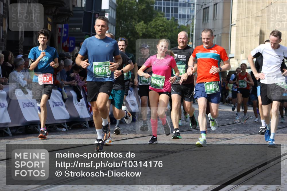 13.09.2026 - 21. swb-Marathon Bremen Strokosch-Dieckow http://msf.ph/oto/10314176 13.09.2026 13:24:24 Ziel 102, 342, 776, 909, 1199, 2210, 2370, 2517, 2967, 3044, 3372, 5012, 5104, 5146, 5208, 5257, 5397, 5481, 5623, 5928, 6105, 6772, 7059, 7094, 7105, 7357, 7761, 8051, 8052, 8082, 8179, 9087, 9916, 10059, 13007, 13219, 789, 790, 1582, 3375, 3524, 3994, 5572, 5668, 5669, 5953, 6080, 7568, 8310, 8636, 8784, 8881, 9264, 9676, 10069, 10071, 10097 meine-sportfotos.de