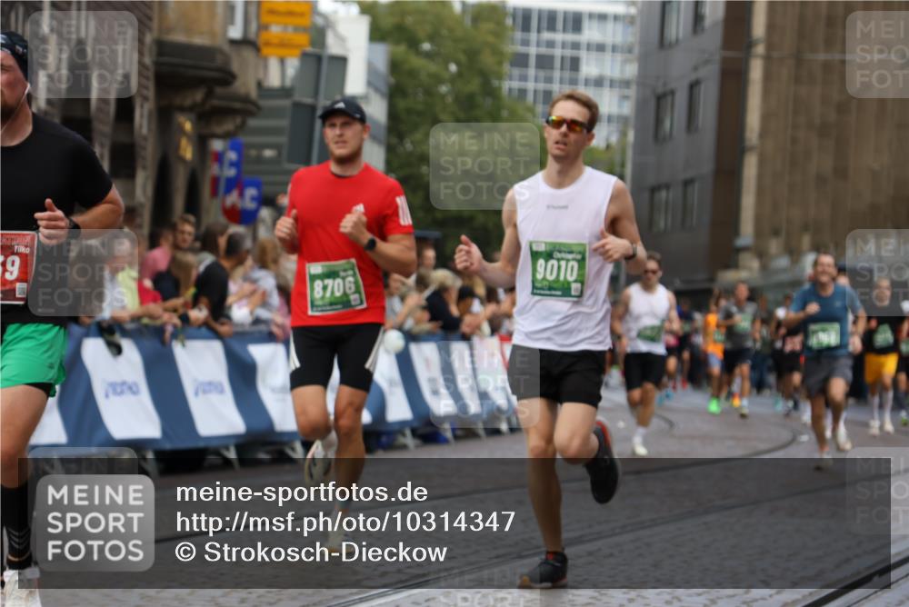 13.09.2026 - 21. swb-Marathon Bremen Strokosch-Dieckow http://msf.ph/oto/10314347 13.09.2026 13:05:48 Ziel 439, 1562, 3242, 3271, 3365, 5092, 5199, 5725, 6579, 7141, 9273, 681, 1745, 3297, 3520, 4712, 5803, 6058, 7399, 8334, 8706, 8877, 8983, 9010, 9429, 9918 meine-sportfotos.de
