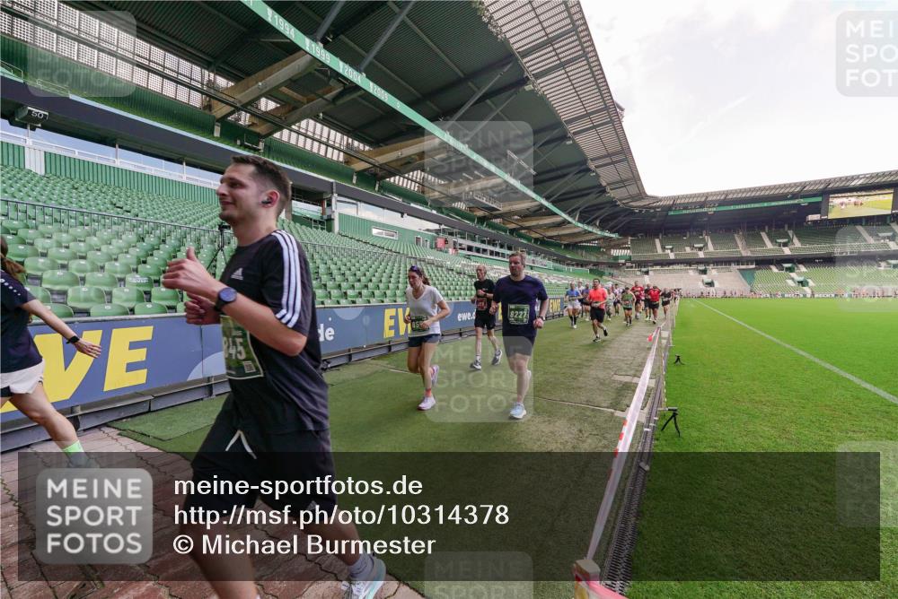 13.09.2026 - 21. swb-Marathon Bremen Michael Burmester http://msf.ph/oto/10314378 13.09.2026 13:09:54 Laufen im Stadion 164, 383, 391, 448, 532, 549, 563, 625, 813, 869, 898, 1025, 1072, 1124, 1150, 1180, 1398, 1559, 1738, 1855, 1867, 1880, 1894, 1967, 2202, 2208, 2232, 2243, 2268, 2284, 2333, 2339, 2342, 2380, 2413, 2429, 2432, 2441, 2467, 2471, 2525, 2530, 2553, 2573, 2594, 2654, 2682, 2692, 2714, 2717, 2785, 2819, 2823, 2841, 2897, 2920, 2930, 2931, 2932, 2941, 3032, 3063, 3086, 3089, 3122, 3208, 3291, 3316, 3327, 3333, 3370, 3398, 3410, 3437, 3470, 3707, 3769, 3857, 109 meine-sportfotos.de