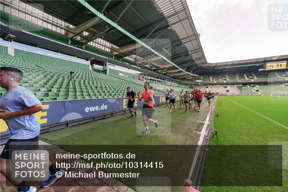 13.09.2026 - 21. swb-Marathon Bremen Michael Burmester http://msf.ph/oto/10314415 13.09.2026 13:09:57 Laufen im Stadion 164, 383, 391, 448, 532, 549, 563, 625, 813, 869, 898, 1025, 1072, 1124, 1150, 1180, 1398, 1738, 1855, 1867, 1880, 1894, 1967, 2202, 2208, 2232, 2243, 2268, 2284, 2333, 2339, 2342, 2380, 2413, 2429, 2432, 2441, 2467, 2471, 2525, 2530, 2553, 2573, 2594, 2654, 2682, 2692, 2714, 2717, 2785, 2819, 2823, 2841, 2897, 2920, 2930, 2931, 2932, 2941, 3032, 3063, 3086, 3089, 3122, 3208, 3291, 3316, 3327, 3333, 3370, 3398, 3410, 3437, 3470, 3707, 3769, 3857, 109 meine-sportfotos.de