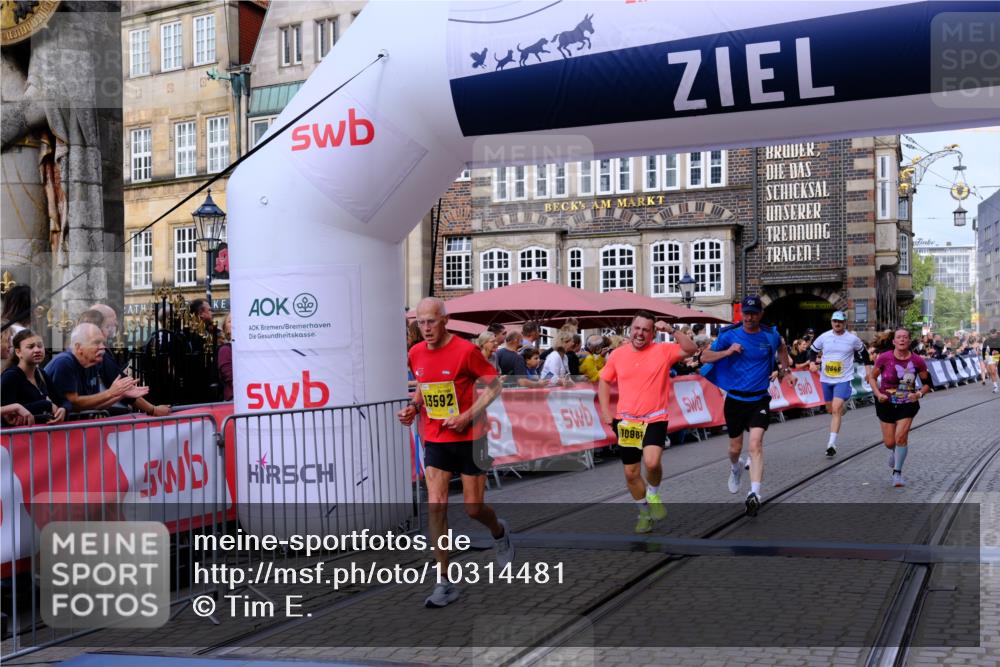 13.09.2026 - 21. swb-Marathon Bremen Tim E. http://msf.ph/oto/10314481 13.09.2026 10:55:11 Ziel 10589, 10646, 10901, 11040, 11569, 11620, 11860, 11889, 11976, 12313, 12800, 13592 meine-sportfotos.de