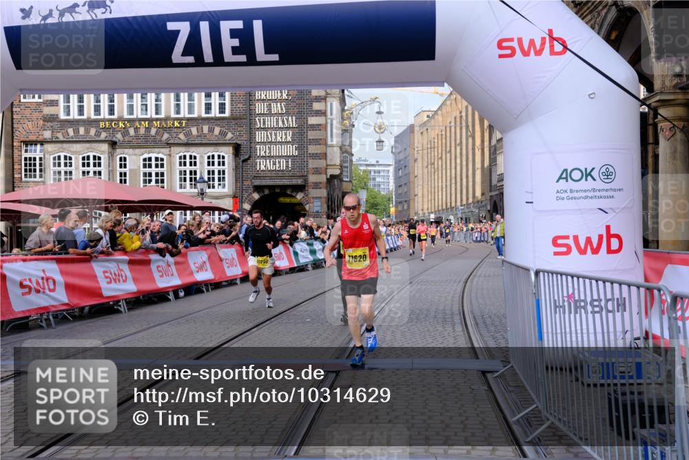 13.09.2026 - 21. swb-Marathon Bremen Tim E. http://msf.ph/oto/10314629 13.09.2026 10:55:14 Ziel 10646, 10901, 11569, 11620, 11860, 11889, 11908, 11976, 12313, 12800, 13592 meine-sportfotos.de