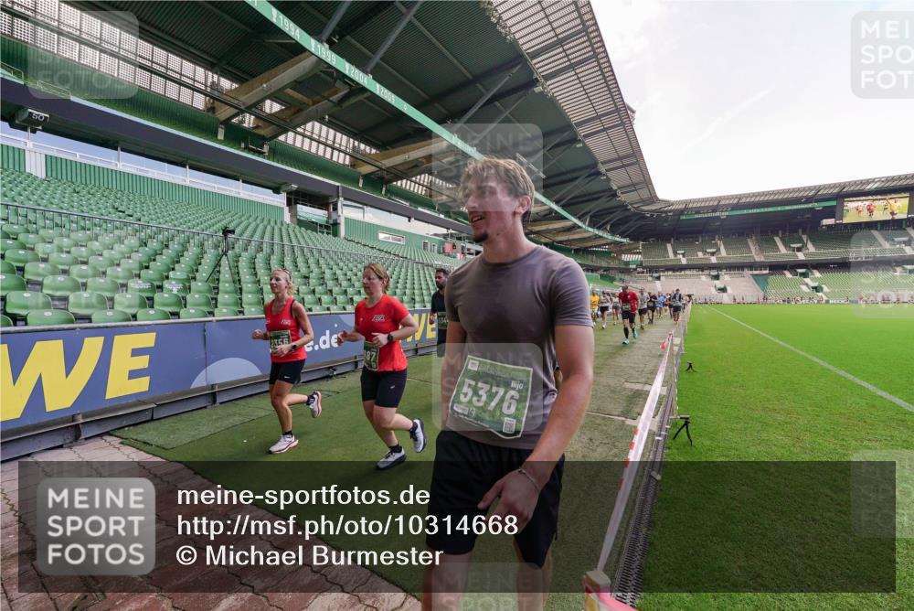 13.09.2026 - 21. swb-Marathon Bremen Michael Burmester http://msf.ph/oto/10314668 13.09.2026 13:10:27 Laufen im Stadion 164, 373, 383, 391, 448, 532, 549, 563, 581, 625, 813, 869, 898, 984, 1072, 1180, 1738, 1855, 1867, 1894, 1967, 2202, 2208, 2232, 2243, 2268, 2284, 2330, 2333, 2339, 2342, 2429, 2432, 2441, 2443, 2471, 2525, 2530, 2531, 2553, 2573, 2589, 2594, 2654, 2669, 2682, 2714, 2717, 2784, 2785, 2819, 2836, 2920, 2931, 2932, 2941, 3026, 3032, 3063, 3086, 3089, 3122, 3174, 3207, 3208, 3291, 3316, 3327, 3333, 3352, 3370, 3398, 3409, 3410, 3437, 3470, 3707, 3769, 3857, 109 meine-sportfotos.de