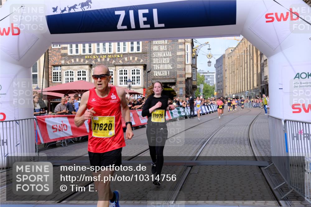 13.09.2026 - 21. swb-Marathon Bremen Tim E. http://msf.ph/oto/10314756 13.09.2026 10:55:16 Ziel 10555, 10646, 10901, 11001, 11620, 11860, 11889, 11908, 11976, 12313, 12800, 13592 meine-sportfotos.de