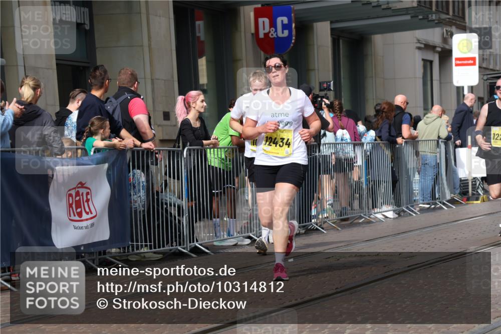13.09.2026 - 21. swb-Marathon Bremen Strokosch-Dieckow http://msf.ph/oto/10314812 13.09.2026 10:56:40 Ziel 10157, 10408, 10610, 10772, 11000, 11079, 11236, 11328, 11484, 11872, 11946, 12032, 12284, 12434, 10184, 10211, 10240, 10322, 10356, 10372, 10486, 10540, 10675, 10721, 10771, 10824, 10844, 10888, 10936, 11064, 11069, 11256, 11317, 11349, 11407, 11474, 11601, 11795, 11844, 11855, 11871, 11911, 11996, 12543 meine-sportfotos.de