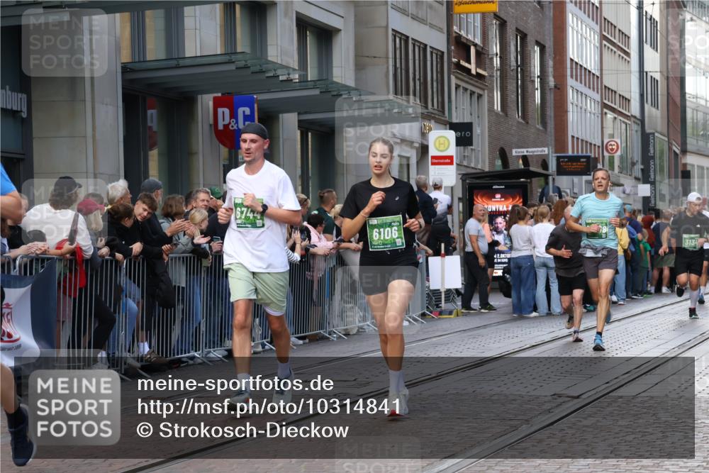 13.09.2026 - 21. swb-Marathon Bremen Strokosch-Dieckow http://msf.ph/oto/10314841 13.09.2026 13:15:51 Ziel 145, 481, 663, 740, 755, 792, 1605, 1955, 2623, 3134, 3149, 4128, 4823, 5430, 5554, 5913, 6106, 6721, 6744, 7307, 7413, 8398, 8487, 9031, 9115, 9278, 13008, 13158, 982, 1033, 1445, 2733, 3119, 3346, 3422, 3536, 3689, 3836, 3991, 4212, 4573, 4653, 5474, 5533, 5588, 5913, 6162, 6481, 6515, 7203, 7992, 9029, 9122, 9391, 9475, 9777, 13149, 13249 meine-sportfotos.de