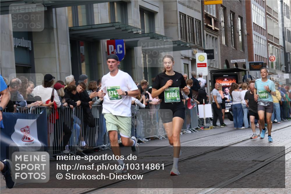 13.09.2026 - 21. swb-Marathon Bremen Strokosch-Dieckow http://msf.ph/oto/10314861 13.09.2026 13:15:51 Ziel 145, 481, 663, 740, 755, 792, 1605, 1955, 2623, 3134, 3149, 4128, 4823, 5430, 5554, 5913, 6106, 6721, 6744, 7307, 7413, 8398, 8487, 9031, 9115, 9278, 13008, 13158, 982, 1033, 1445, 2733, 3119, 3346, 3422, 3536, 3689, 3836, 3991, 4212, 4573, 4653, 5474, 5533, 5588, 5913, 6162, 6481, 6515, 7203, 7992, 9029, 9122, 9391, 9475, 9777, 13149, 13249 meine-sportfotos.de