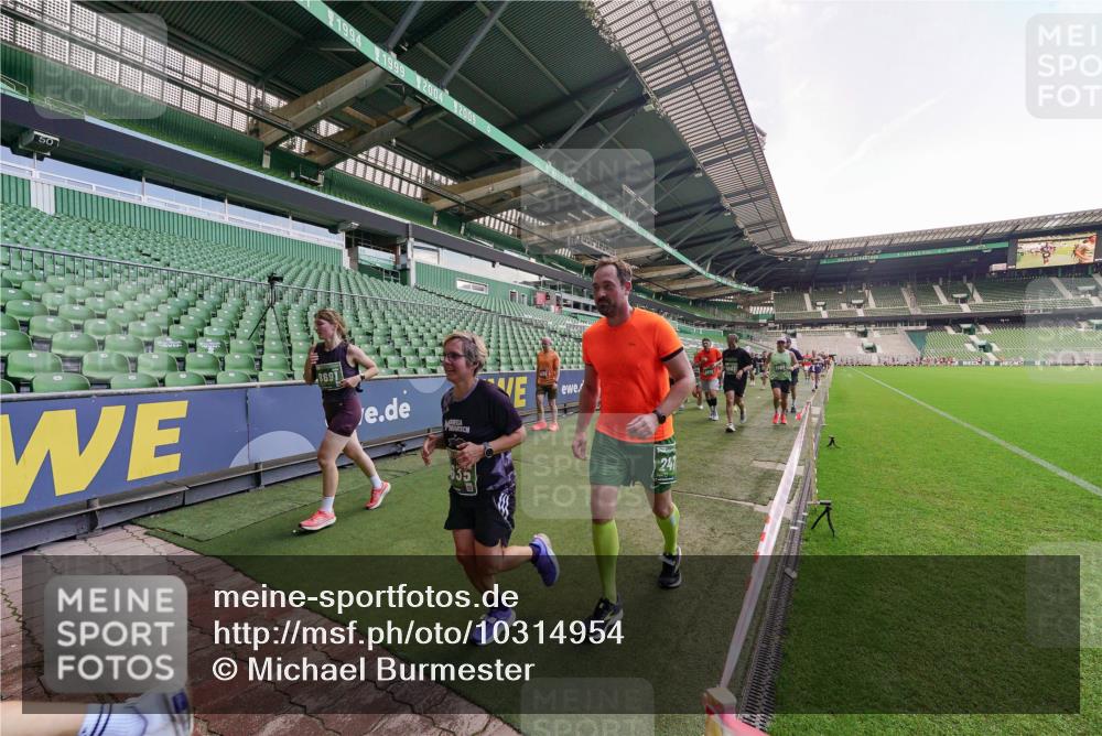 13.09.2026 - 21. swb-Marathon Bremen Michael Burmester http://msf.ph/oto/10314954 13.09.2026 13:10:57 Laufen im Stadion 164, 265, 373, 448, 581, 703, 869, 984, 1113, 1180, 1738, 1855, 1867, 1894, 1936, 1952, 1967, 2202, 2232, 2268, 2281, 2284, 2299, 2330, 2333, 2339, 2342, 2353, 2432, 2443, 2525, 2530, 2531, 2553, 2573, 2589, 2594, 2654, 2659, 2669, 2682, 2714, 2717, 2784, 2785, 2804, 2819, 2822, 2836, 2907, 2920, 2932, 2976, 3026, 3027, 3032, 3063, 3079, 3082, 3086, 3089, 3122, 3159, 3174, 3207, 3208, 3291, 3328, 3333, 3352, 3370, 3398, 3409, 3410, 3470, 3769, 800 meine-sportfotos.de