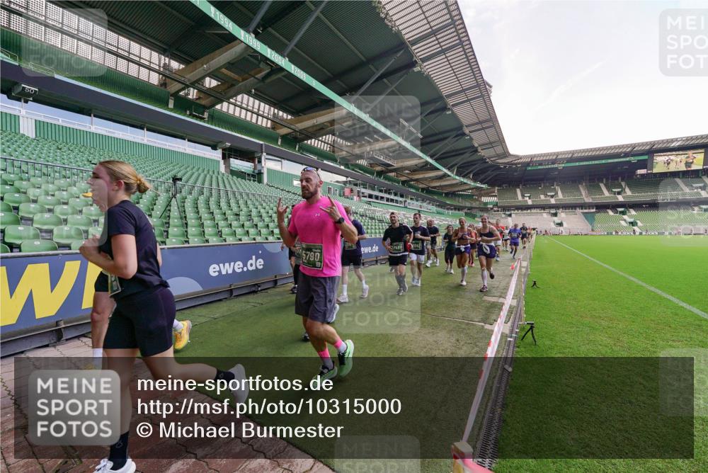 13.09.2026 - 21. swb-Marathon Bremen Michael Burmester http://msf.ph/oto/10315000 13.09.2026 13:11:03 Laufen im Stadion 164, 265, 373, 448, 581, 703, 869, 984, 1113, 1180, 1738, 1851, 1855, 1867, 1894, 1936, 1952, 1967, 2202, 2232, 2268, 2281, 2284, 2299, 2330, 2333, 2339, 2342, 2353, 2426, 2432, 2443, 2530, 2531, 2553, 2573, 2589, 2594, 2654, 2659, 2669, 2682, 2714, 2717, 2784, 2785, 2804, 2819, 2822, 2836, 2907, 2920, 2932, 2976, 3026, 3027, 3063, 3079, 3082, 3086, 3089, 3122, 3159, 3174, 3207, 3208, 3291, 3328, 3349, 3352, 3370, 3409, 3410, 3470, 3769, 800 meine-sportfotos.de