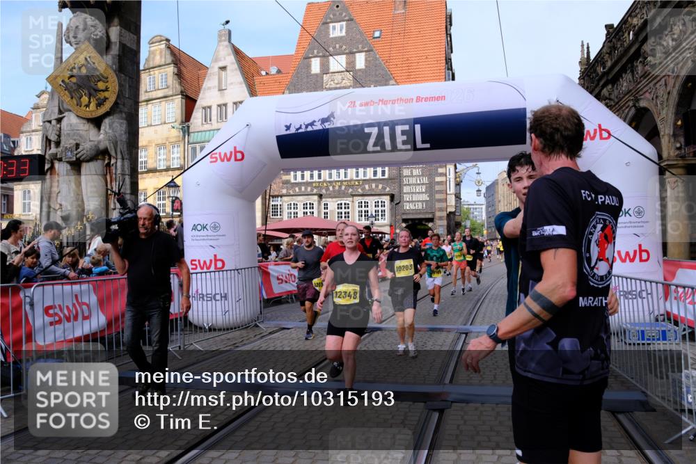 13.09.2026 - 21. swb-Marathon Bremen Tim E. http://msf.ph/oto/10315193 13.09.2026 10:55:49 Ziel 10203, 10256, 10297, 10379, 10423, 10529, 10725, 10788, 10809, 10881, 11377, 11414, 11557, 11748, 11862, 11941, 11975, 11977, 12030, 12125, 12150, 12188, 12218, 12258, 12348 meine-sportfotos.de
