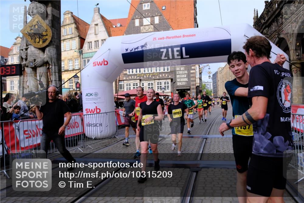 13.09.2026 - 21. swb-Marathon Bremen Tim E. http://msf.ph/oto/10315209 13.09.2026 10:55:50 Ziel 10203, 10256, 10297, 10379, 10423, 10529, 10550, 10725, 10788, 10809, 10881, 11377, 11414, 11557, 11748, 11862, 11941, 11975, 11977, 12030, 12125, 12150, 12188, 12218, 12258, 12348 meine-sportfotos.de