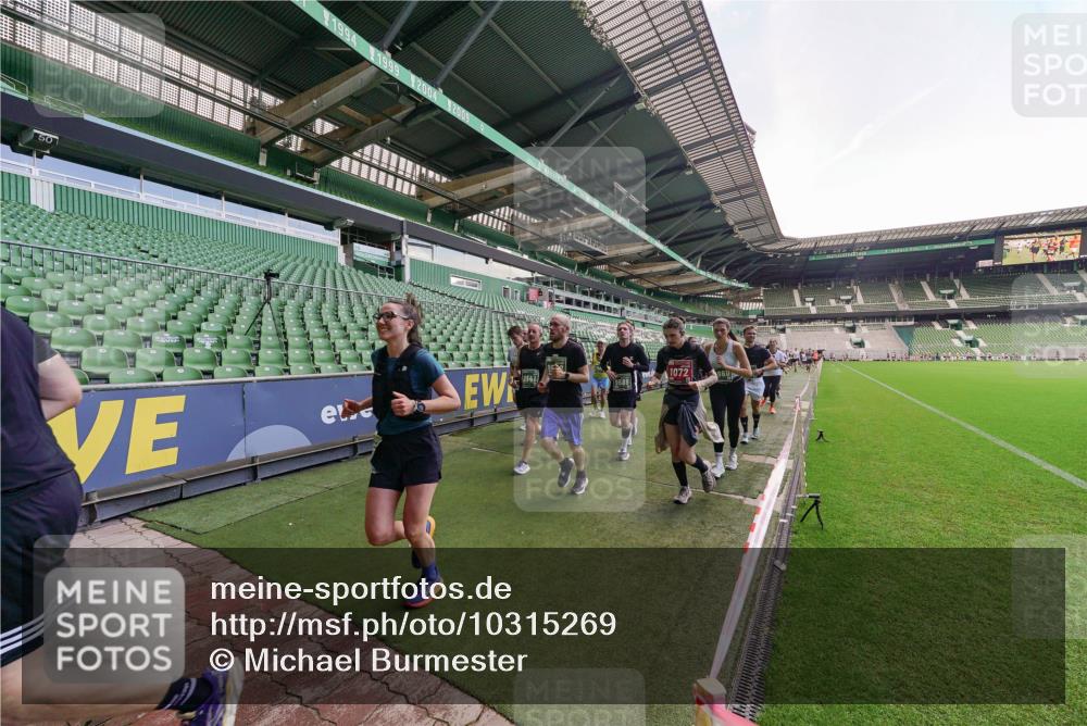 13.09.2026 - 21. swb-Marathon Bremen Michael Burmester http://msf.ph/oto/10315269 13.09.2026 13:11:26 Laufen im Stadion 265, 373, 581, 703, 843, 984, 1113, 1226, 1435, 1738, 1849, 1851, 1855, 1867, 1894, 1936, 1952, 1967, 2202, 2248, 2268, 2281, 2284, 2299, 2330, 2333, 2336, 2339, 2342, 2353, 2375, 2377, 2398, 2426, 2432, 2443, 2530, 2531, 2553, 2589, 2654, 2659, 2669, 2673, 2682, 2784, 2785, 2804, 2819, 2822, 2836, 2850, 2907, 2932, 2976, 3026, 3027, 3079, 3082, 3089, 3122, 3143, 3159, 3174, 3207, 3208, 3308, 3328, 3349, 3352, 3370, 3409, 3410, 3442, 3470, 800 meine-sportfotos.de