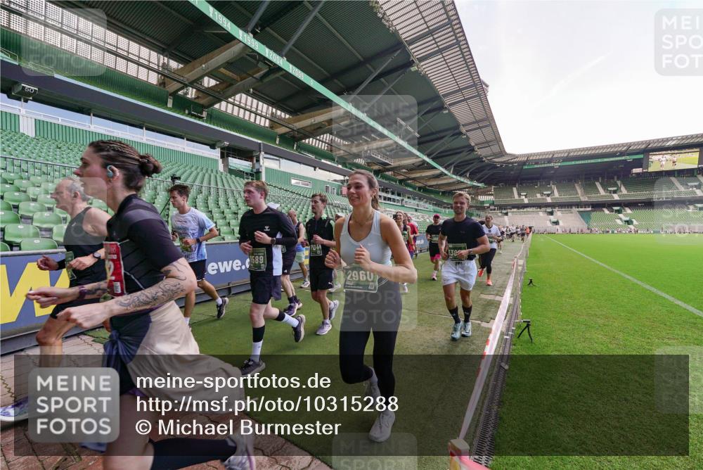 13.09.2026 - 21. swb-Marathon Bremen Michael Burmester http://msf.ph/oto/10315288 13.09.2026 13:11:28 Laufen im Stadion 265, 373, 581, 703, 843, 984, 1113, 1226, 1435, 1738, 1849, 1851, 1855, 1867, 1894, 1936, 1952, 1967, 2202, 2248, 2268, 2281, 2284, 2299, 2330, 2333, 2336, 2339, 2342, 2353, 2375, 2377, 2398, 2426, 2432, 2443, 2530, 2531, 2553, 2589, 2654, 2659, 2669, 2673, 2682, 2784, 2785, 2804, 2819, 2822, 2836, 2850, 2907, 2932, 2976, 3026, 3027, 3079, 3082, 3089, 3122, 3143, 3159, 3174, 3207, 3208, 3308, 3328, 3349, 3352, 3370, 3409, 3410, 3442, 3470, 800 meine-sportfotos.de