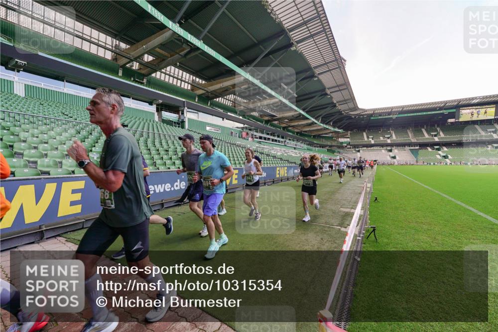 13.09.2026 - 21. swb-Marathon Bremen Michael Burmester http://msf.ph/oto/10315354 13.09.2026 13:11:32 Laufen im Stadion 265, 373, 581, 703, 843, 984, 1113, 1226, 1435, 1738, 1849, 1851, 1855, 1867, 1894, 1936, 1952, 1967, 2202, 2248, 2268, 2281, 2284, 2299, 2330, 2333, 2336, 2339, 2342, 2353, 2375, 2377, 2398, 2426, 2432, 2443, 2531, 2553, 2589, 2654, 2659, 2669, 2673, 2682, 2784, 2804, 2819, 2822, 2836, 2850, 2907, 2932, 2976, 3026, 3027, 3079, 3082, 3089, 3122, 3143, 3159, 3174, 3207, 3208, 3308, 3328, 3349, 3352, 3370, 3409, 3410, 3442, 3470, 800 meine-sportfotos.de