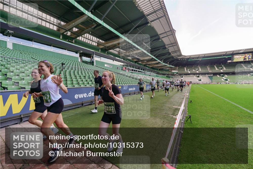 13.09.2026 - 21. swb-Marathon Bremen Michael Burmester http://msf.ph/oto/10315373 13.09.2026 13:11:34 Laufen im Stadion 265, 373, 581, 703, 843, 984, 1113, 1226, 1435, 1738, 1849, 1851, 1855, 1867, 1894, 1936, 1952, 1967, 2202, 2248, 2268, 2281, 2284, 2299, 2330, 2333, 2336, 2339, 2342, 2353, 2375, 2377, 2398, 2426, 2432, 2443, 2531, 2589, 2654, 2659, 2669, 2673, 2682, 2784, 2804, 2819, 2822, 2836, 2850, 2907, 2932, 2976, 3026, 3027, 3079, 3082, 3089, 3122, 3143, 3159, 3174, 3207, 3208, 3308, 3328, 3349, 3352, 3370, 3409, 3410, 3442, 3470, 800 meine-sportfotos.de
