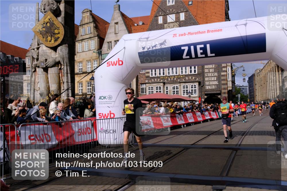 13.09.2026 - 21. swb-Marathon Bremen Tim E. http://msf.ph/oto/10315609 13.09.2026 10:56:09 Ziel 10243, 10374, 10423, 10550, 10690, 10703, 10809, 10952, 11510, 11972, 12061, 12108, 12125, 12143, 12188, 12484, 13565 meine-sportfotos.de