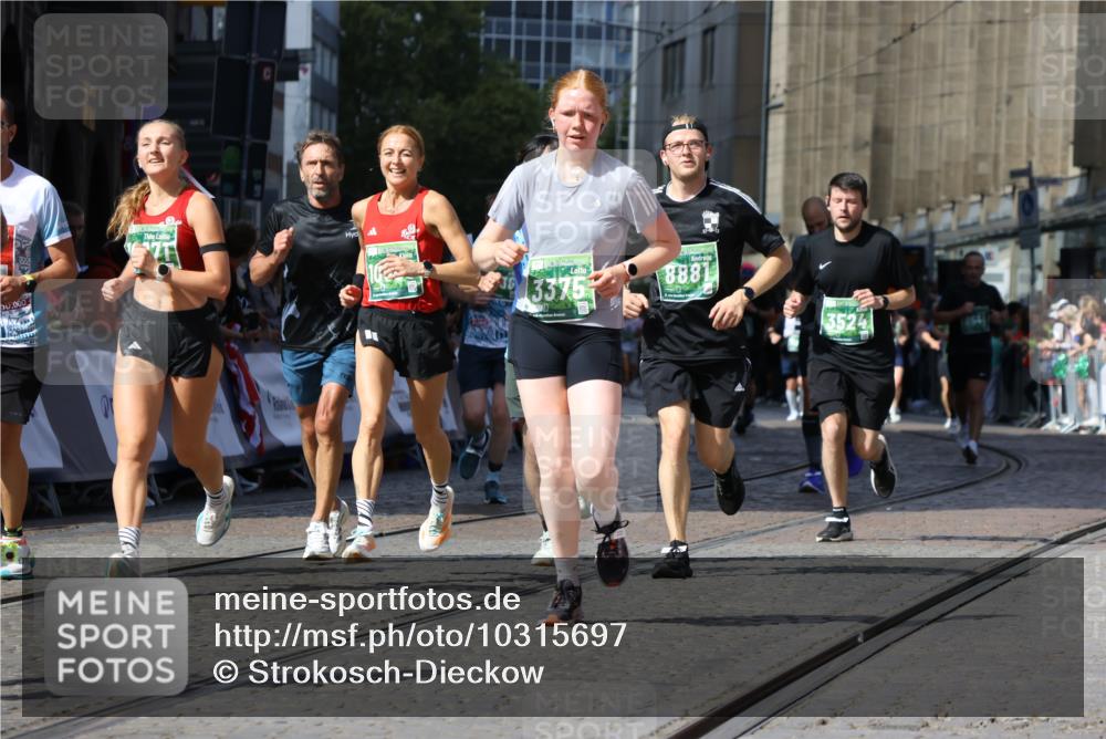 13.09.2026 - 21. swb-Marathon Bremen Strokosch-Dieckow http://msf.ph/oto/10315697 13.09.2026 13:24:30 Ziel 102, 776, 909, 1199, 1250, 2295, 2370, 2491, 2967, 3372, 4559, 5012, 5104, 5208, 5257, 5397, 5481, 5623, 5928, 6105, 6772, 7059, 7069, 7081, 7094, 8082, 8179, 8415, 9087, 9916, 13219, 282, 789, 790, 1516, 1582, 2280, 3375, 3524, 3994, 4198, 4277, 5328, 6626, 8636, 8881, 9264, 9541, 10069, 10071, 10097 meine-sportfotos.de