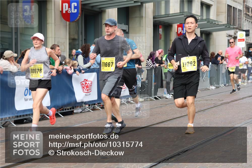 13.09.2026 - 21. swb-Marathon Bremen Strokosch-Dieckow http://msf.ph/oto/10315774 13.09.2026 10:57:07 Ziel 10166, 10177, 10226, 10300, 10394, 10517, 10518, 10578, 10687, 10969, 11106, 11245, 11365, 11480, 11498, 11609, 11667, 11734, 11965, 11966, 12037, 12111, 12263, 12372, 12382, 12383, 12400, 12411, 10157, 10408, 10578, 10610, 10700, 10772, 11000, 11079, 11236, 11292, 11328, 11484, 11667, 11872, 11946, 12032, 12284, 12434 meine-sportfotos.de