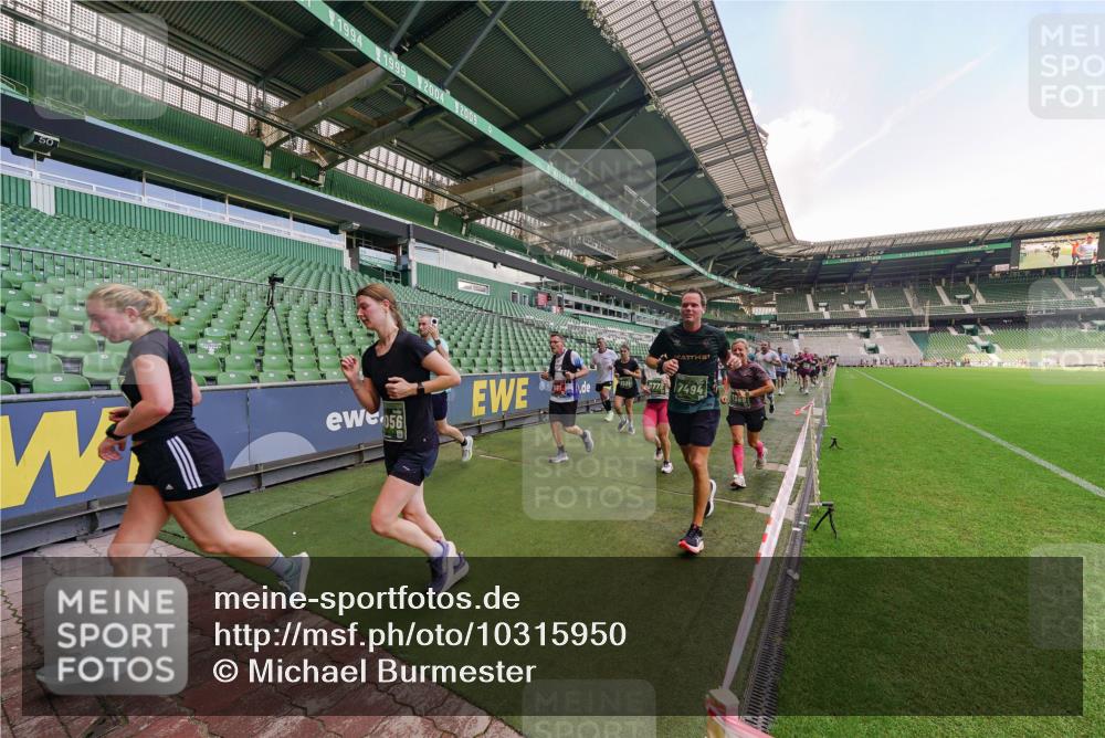 13.09.2026 - 21. swb-Marathon Bremen Michael Burmester http://msf.ph/oto/10315950 13.09.2026 13:12:32 Laufen im Stadion 118, 183, 265, 278, 349, 514, 576, 695, 702, 703, 843, 933, 950, 1005, 1113, 1143, 1226, 1286, 1334, 1435, 1641, 1849, 1851, 1936, 1952, 1991, 2005, 2248, 2264, 2281, 2299, 2336, 2353, 2375, 2377, 2398, 2426, 2439, 2461, 2478, 2505, 2612, 2659, 2665, 2669, 2673, 2684, 2765, 2773, 2792, 2804, 2815, 2816, 2822, 2850, 2860, 2884, 2895, 2907, 2921, 2963, 2966, 2975, 2976, 3016, 3027, 3079, 3082, 3143, 3155, 3159, 3253, 3293, 3308, 3313, 3328, 3349, 3352, 3434, 3442, 549 meine-sportfotos.de