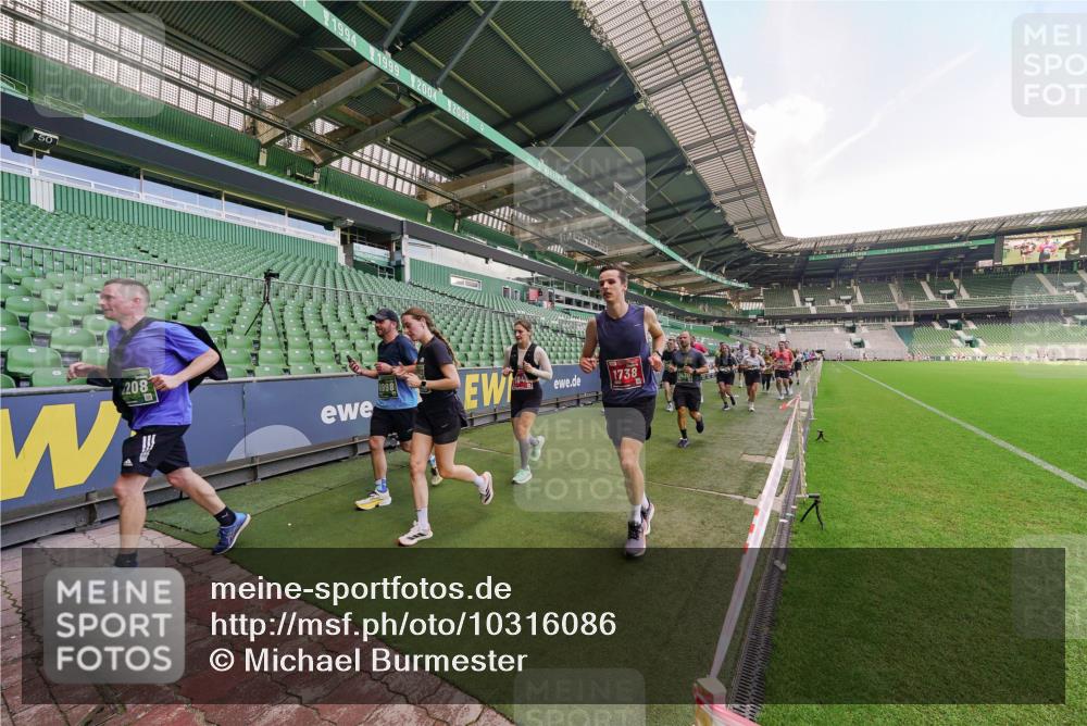 13.09.2026 - 21. swb-Marathon Bremen Michael Burmester http://msf.ph/oto/10316086 13.09.2026 13:12:44 Laufen im Stadion 118, 183, 270, 278, 349, 514, 576, 695, 702, 703, 843, 933, 950, 1005, 1113, 1143, 1226, 1286, 1334, 1426, 1435, 1641, 1849, 1851, 1936, 1952, 1991, 2005, 2248, 2264, 2281, 2336, 2353, 2375, 2377, 2398, 2426, 2439, 2461, 2478, 2505, 2612, 2659, 2665, 2673, 2684, 2765, 2773, 2792, 2804, 2815, 2816, 2822, 2850, 2860, 2884, 2895, 2907, 2921, 2963, 2966, 2975, 2976, 3016, 3027, 3079, 3082, 3143, 3155, 3253, 3277, 3293, 3308, 3313, 3328, 3349, 3434, 3442, 549 meine-sportfotos.de