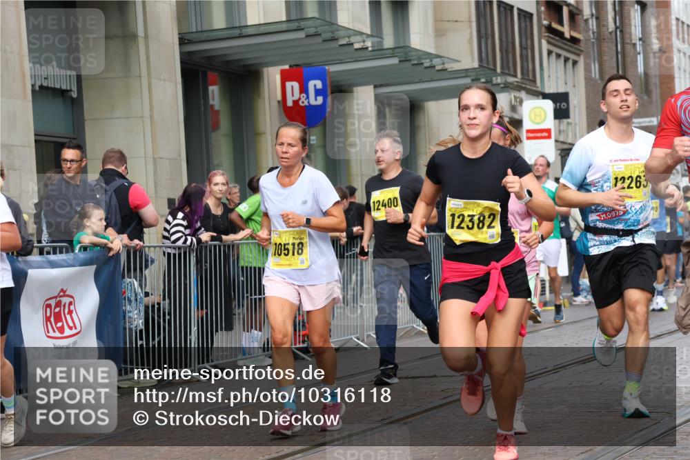 13.09.2026 - 21. swb-Marathon Bremen Strokosch-Dieckow http://msf.ph/oto/10316118 13.09.2026 10:57:12 Ziel 10177, 10226, 10300, 10394, 10517, 10518, 11106, 11245, 11365, 11480, 11498, 11609, 11734, 11965, 11966, 12037, 12111, 12222, 12263, 12264, 12372, 12400, 12411, 10157, 10166, 10408, 10578, 10610, 10687, 10700, 10772, 10969, 11000, 11079, 11236, 11292, 11328, 11484, 11667, 11946, 12032, 12263, 12382, 12383 meine-sportfotos.de