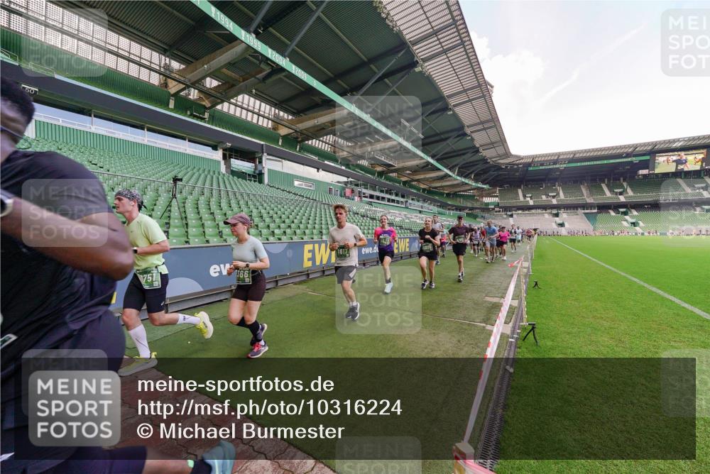 13.09.2026 - 21. swb-Marathon Bremen Michael Burmester http://msf.ph/oto/10316224 13.09.2026 13:13:02 Laufen im Stadion 118, 183, 270, 278, 349, 514, 576, 600, 695, 702, 703, 843, 933, 950, 1005, 1113, 1143, 1226, 1286, 1334, 1426, 1435, 1596, 1641, 1849, 1851, 1936, 1991, 2005, 2035, 2079, 2248, 2264, 2336, 2375, 2377, 2387, 2398, 2426, 2439, 2457, 2461, 2478, 2505, 2612, 2659, 2665, 2673, 2684, 2693, 2765, 2773, 2792, 2815, 2816, 2822, 2850, 2860, 2884, 2895, 2921, 2963, 2966, 2972, 2975, 3016, 3027, 3079, 3111, 3143, 3155, 3209, 3253, 3277, 3293, 3304, 3308, 3313, 3328, 3349, 3434, 3442, 549 meine-sportfotos.de