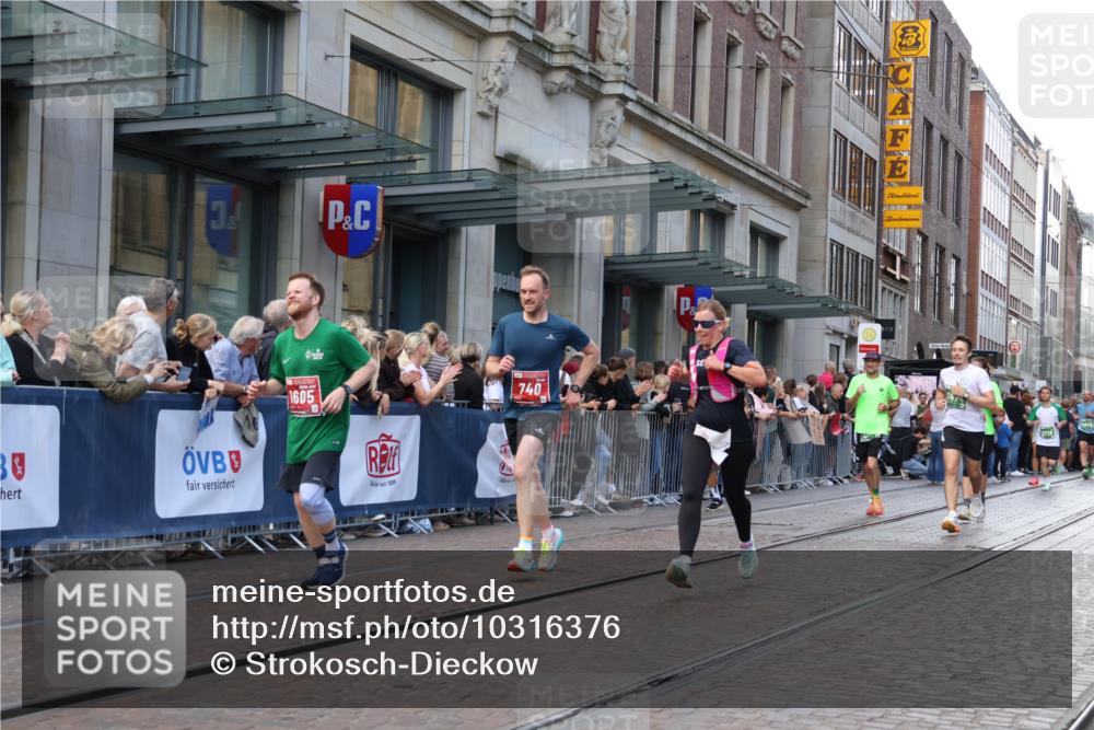 13.09.2026 - 21. swb-Marathon Bremen Strokosch-Dieckow http://msf.ph/oto/10316376 13.09.2026 13:16:23 Ziel 472, 675, 696, 734, 816, 827, 985, 1076, 1162, 2473, 2474, 2809, 3716, 3961, 4135, 4137, 4485, 5255, 5772, 6049, 6367, 6531, 6535, 7053, 7387, 7603, 7875, 8171, 8288, 481, 663, 740, 755, 792, 1162, 1605, 2604, 2623, 3134, 4128, 5554, 5963, 6106, 6721, 6744, 7053, 7801, 8398, 8487, 9031, 9115, 13008, 13158 meine-sportfotos.de