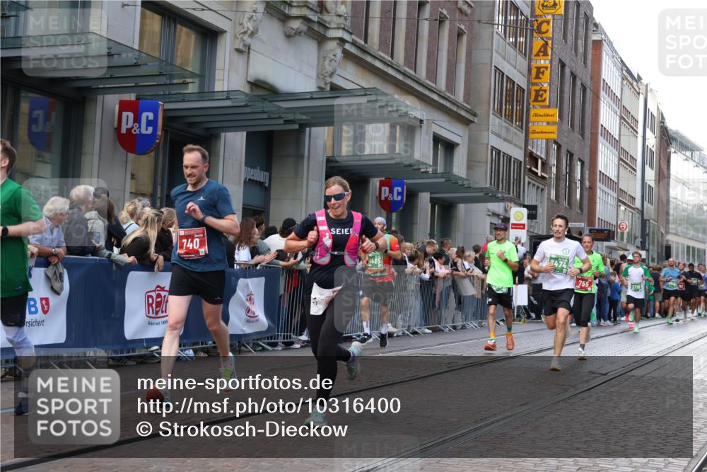13.09.2026 - 21. swb-Marathon Bremen Strokosch-Dieckow http://msf.ph/oto/10316400 13.09.2026 13:16:23 Ziel 472, 675, 696, 734, 816, 827, 985, 1076, 1162, 2473, 2474, 2809, 3716, 3961, 4135, 4137, 4485, 5255, 5772, 6049, 6367, 6531, 6535, 7053, 7387, 7603, 7875, 8171, 8288, 481, 663, 740, 755, 792, 1162, 1605, 2604, 2623, 3134, 4128, 5554, 5963, 6106, 6721, 6744, 7053, 7801, 8398, 8487, 9031, 9115, 13008, 13158 meine-sportfotos.de