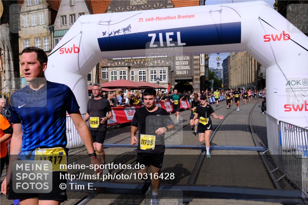 13.09.2026 - 21. swb-Marathon Bremen Tim E. http://msf.ph/oto/10316428 13.09.2026 10:56:43 Ziel 10184, 10211, 10240, 10322, 10356, 10443, 10670, 10675, 10699, 10844, 11069, 11256, 11280, 11317, 11407, 11570, 11693, 11795, 11844, 11855, 11871, 11911, 11996, 12452, 12543 meine-sportfotos.de
