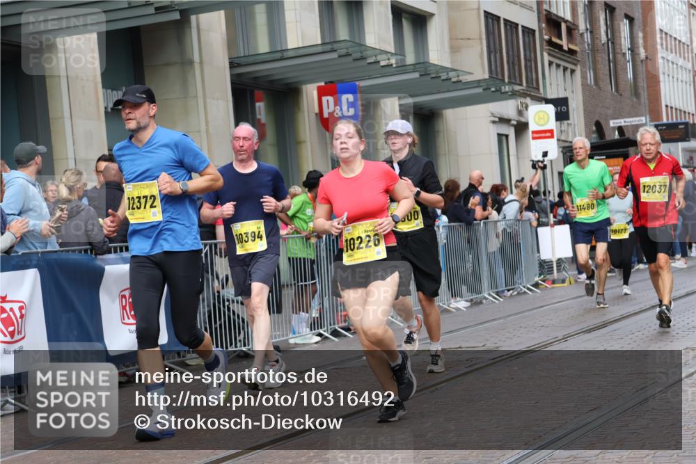 13.09.2026 - 21. swb-Marathon Bremen Strokosch-Dieckow http://msf.ph/oto/10316492 13.09.2026 10:57:19 Ziel 10177, 10226, 10300, 10394, 10460, 11106, 11153, 11245, 11365, 11480, 11498, 11532, 11568, 11734, 11965, 11966, 12037, 12111, 12222, 12228, 12264, 12372, 12555, 10157, 10166, 10226, 10408, 10517, 10518, 10578, 10687, 10700, 10772, 10969, 11236, 11292, 11484, 11609, 11667, 12032, 12263, 12382, 12383, 12400, 12411 meine-sportfotos.de