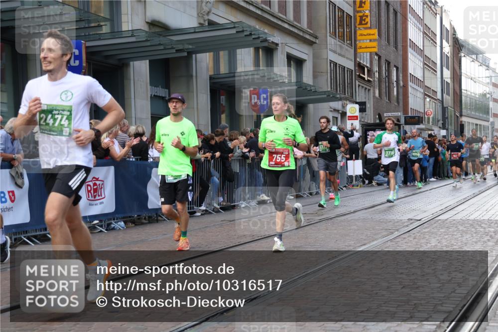 13.09.2026 - 21. swb-Marathon Bremen Strokosch-Dieckow http://msf.ph/oto/10316517 13.09.2026 13:16:26 Ziel 385, 472, 675, 696, 734, 816, 827, 985, 1970, 2319, 2473, 2474, 2809, 3716, 3961, 4135, 4137, 4485, 5255, 5772, 6049, 6367, 6531, 6535, 6819, 7297, 7387, 7875, 481, 663, 740, 755, 792, 1076, 1162, 1605, 2604, 3134, 5554, 5963, 6106, 6721, 6744, 7053, 7603, 7801, 8171, 8288, 8398, 9031, 9115, 13008, 13158 meine-sportfotos.de