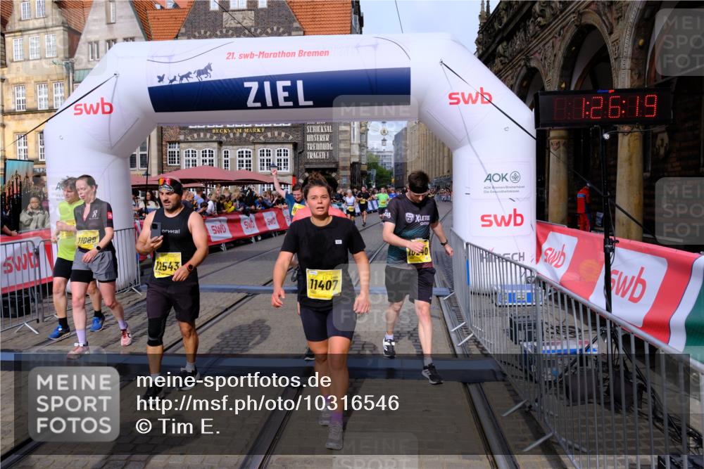 13.09.2026 - 21. swb-Marathon Bremen Tim E. http://msf.ph/oto/10316546 13.09.2026 10:56:51 Ziel 10240, 10356, 10372, 10540, 10675, 10721, 10824, 10844, 10936, 11064, 11069, 11256, 11317, 11349, 11407, 11474, 11601, 11795, 11844, 11855, 11871, 11911, 11996, 12543 meine-sportfotos.de
