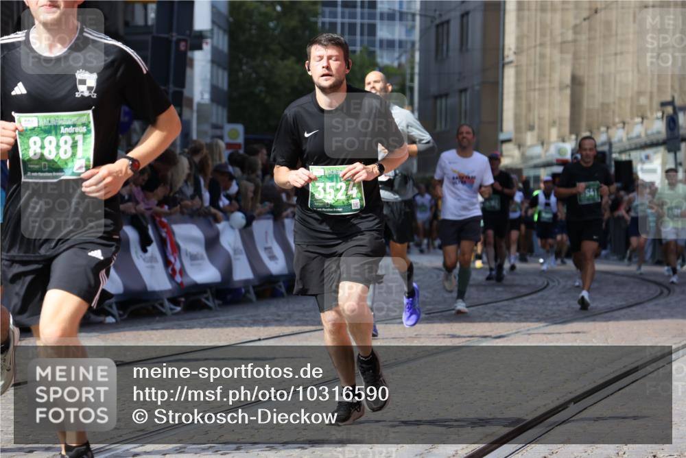 13.09.2026 - 21. swb-Marathon Bremen Strokosch-Dieckow http://msf.ph/oto/10316590 13.09.2026 13:24:33 Ziel 102, 776, 909, 1199, 1250, 2295, 2370, 2491, 2967, 3372, 4000, 4559, 5012, 5208, 5257, 5481, 5623, 5928, 5929, 6105, 7059, 7069, 7081, 8082, 8179, 8415, 9087, 9916, 13219, 282, 1516, 1582, 2280, 3524, 4198, 4262, 4277, 5328, 5664, 6626, 6807, 8636, 9541, 10097, 10103 meine-sportfotos.de