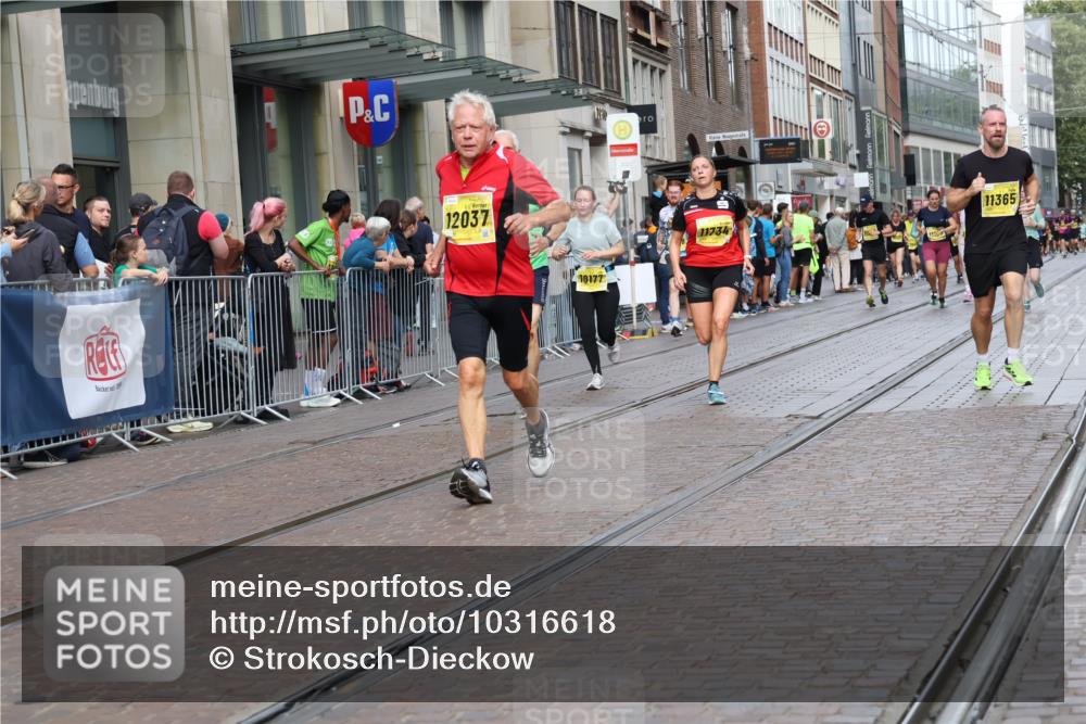 13.09.2026 - 21. swb-Marathon Bremen Strokosch-Dieckow http://msf.ph/oto/10316618 13.09.2026 10:57:21 Ziel 10177, 10300, 10394, 10460, 10707, 10728, 11106, 11153, 11245, 11365, 11480, 11498, 11532, 11568, 11734, 11856, 11965, 11966, 12037, 12111, 12222, 12228, 12231, 12264, 12372, 12427, 12555, 10157, 10166, 10226, 10300, 10517, 10518, 10578, 10687, 10700, 10772, 10969, 11236, 11292, 11484, 11498, 11609, 11667, 12032, 12263, 12382, 12383, 12400, 12411 meine-sportfotos.de