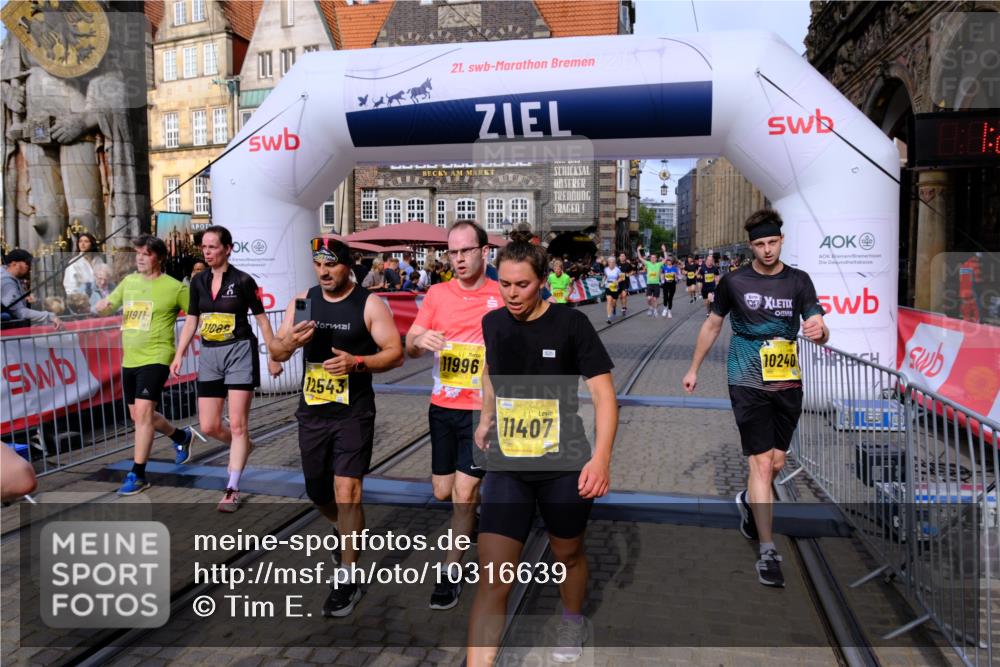 13.09.2026 - 21. swb-Marathon Bremen Tim E. http://msf.ph/oto/10316639 13.09.2026 10:56:52 Ziel 10240, 10356, 10372, 10486, 10540, 10675, 10721, 10771, 10824, 10844, 10888, 10936, 11064, 11069, 11256, 11349, 11407, 11474, 11601, 11795, 11844, 11855, 11871, 11911, 11996, 12543 meine-sportfotos.de