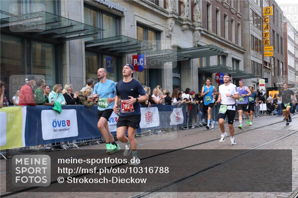 13.09.2026 - 21. swb-Marathon Bremen Strokosch-Dieckow http://msf.ph/oto/10316788 13.09.2026 13:16:33 Ziel 385, 472, 675, 696, 734, 827, 985, 1970, 2319, 2473, 2474, 2809, 3246, 3706, 3716, 3961, 4135, 4137, 4485, 5772, 6049, 6531, 6535, 6704, 6819, 7297, 7387, 7875, 740, 755, 792, 816, 1076, 1162, 1605, 2604, 5255, 5554, 5963, 6367, 6721, 7053, 7603, 7801, 8171, 8288, 8398, 9031, 9115 meine-sportfotos.de
