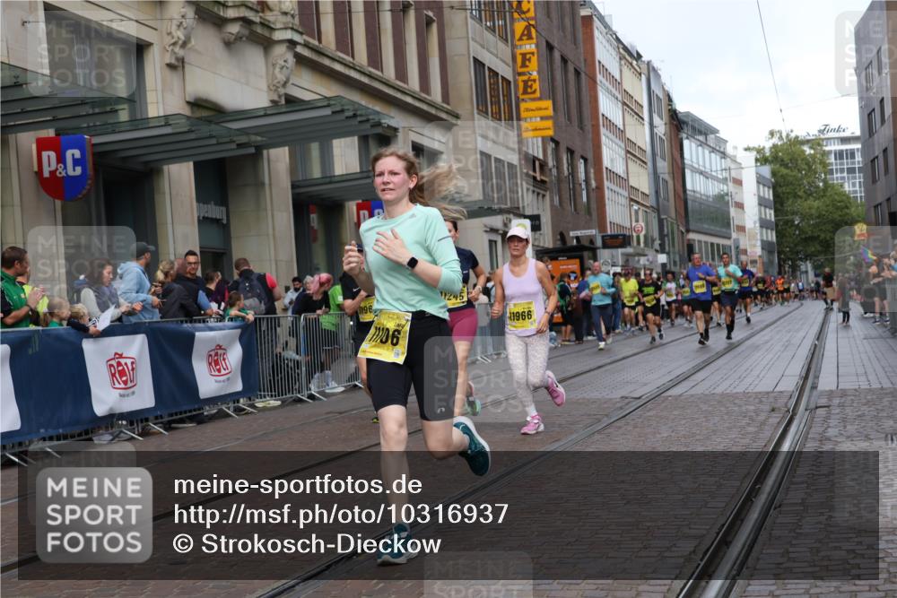 13.09.2026 - 21. swb-Marathon Bremen Strokosch-Dieckow http://msf.ph/oto/10316937 13.09.2026 10:57:29 Ziel 10078, 10460, 10559, 10565, 10707, 10728, 11136, 11153, 11245, 11332, 11532, 11568, 11824, 11856, 11863, 12222, 12228, 12231, 12264, 12427, 12551, 12555, 10166, 10177, 10226, 10300, 10394, 10517, 10518, 10578, 10687, 10700, 10969, 11106, 11236, 11292, 11365, 11480, 11484, 11498, 11609, 11667, 11734, 11965, 11966, 12037, 12111, 12263, 12372, 12382, 12383, 12400, 12411 meine-sportfotos.de