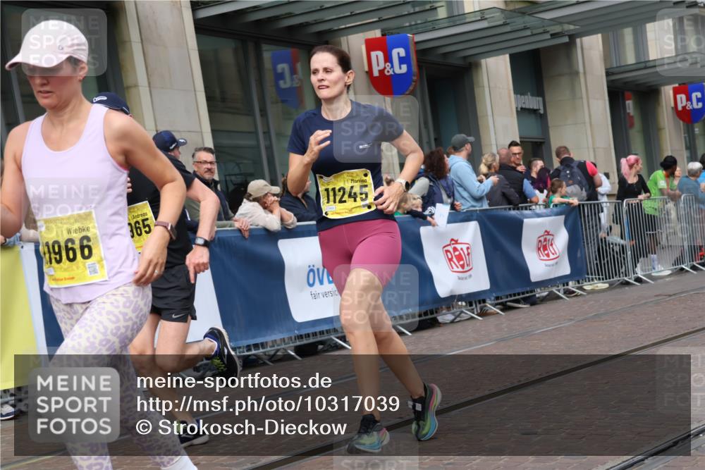 13.09.2026 - 21. swb-Marathon Bremen Strokosch-Dieckow http://msf.ph/oto/10317039 13.09.2026 10:57:31 Ziel 10078, 10460, 10559, 10565, 10707, 10728, 11136, 11153, 11245, 11332, 11532, 11568, 11824, 11856, 11863, 12222, 12228, 12231, 12264, 12427, 12551, 12555, 10166, 10177, 10226, 10300, 10394, 10517, 10518, 10578, 10687, 10700, 10969, 11106, 11292, 11365, 11480, 11498, 11609, 11667, 11734, 11965, 11966, 12037, 12111, 12263, 12372, 12382, 12383, 12400, 12411 meine-sportfotos.de