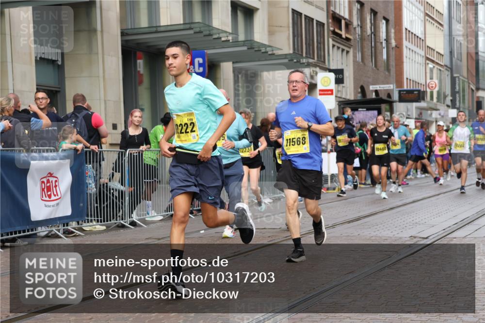 13.09.2026 - 21. swb-Marathon Bremen Strokosch-Dieckow http://msf.ph/oto/10317203 13.09.2026 10:57:35 Ziel 10078, 10460, 10543, 10559, 10565, 10604, 10707, 10728, 10826, 11136, 11153, 11332, 11532, 11568, 11824, 11856, 11863, 12228, 12231, 12264, 12427, 12551, 12555, 10177, 10226, 10300, 10394, 10517, 10518, 10687, 11106, 11245, 11365, 11480, 11498, 11609, 11734, 11965, 11966, 12037, 12111, 12222, 12263, 12372, 12382, 12383, 12400, 12411 meine-sportfotos.de