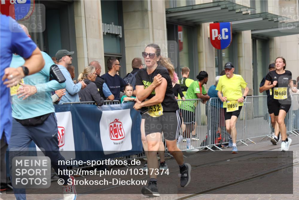 13.09.2026 - 21. swb-Marathon Bremen Strokosch-Dieckow http://msf.ph/oto/10317374 13.09.2026 10:57:38 Ziel 10078, 10460, 10543, 10559, 10565, 10604, 10707, 10728, 10826, 10903, 10931, 10932, 11136, 11153, 11332, 11532, 11568, 11824, 11856, 11863, 12228, 12231, 12427, 12441, 12551, 12555, 10177, 10226, 10300, 10394, 10517, 10518, 11106, 11245, 11365, 11480, 11498, 11609, 11734, 11965, 11966, 12037, 12111, 12222, 12264, 12372, 12400, 12411 meine-sportfotos.de