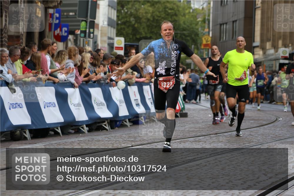 13.09.2026 - 21. swb-Marathon Bremen Strokosch-Dieckow http://msf.ph/oto/10317524 13.09.2026 13:06:52 Ziel 508, 788, 1770, 1921, 2832, 3910, 4777, 6951, 7590, 8621, 13148, 749, 1540, 3794, 3973, 8888, 9708 meine-sportfotos.de