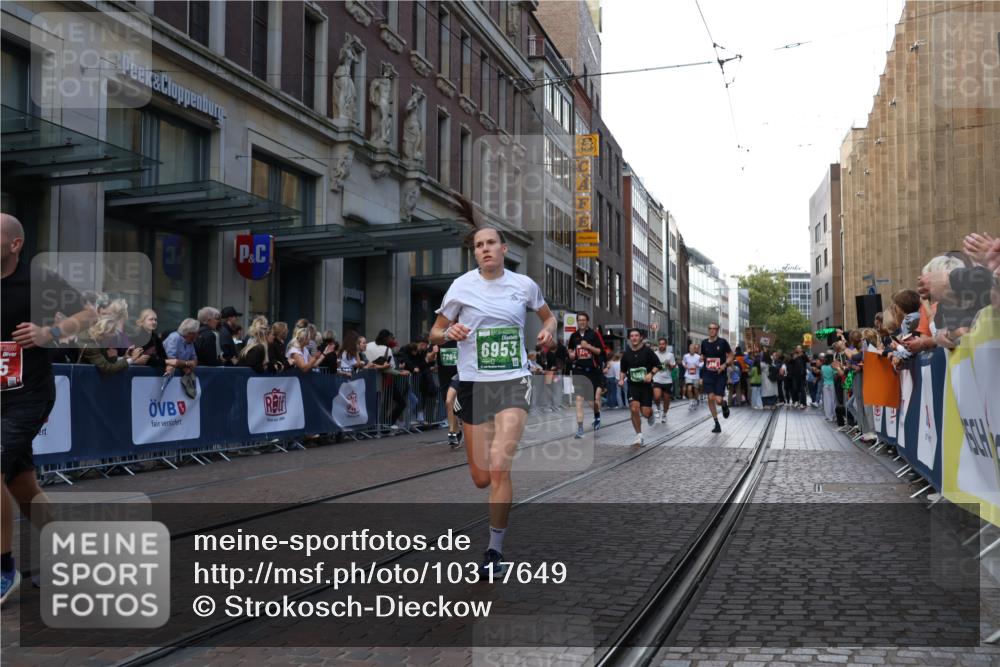 13.09.2026 - 21. swb-Marathon Bremen Strokosch-Dieckow http://msf.ph/oto/10317649 13.09.2026 13:16:49 Ziel 385, 1970, 2052, 2319, 3246, 3706, 4156, 4805, 6624, 6704, 6734, 6759, 6819, 6953, 7284, 7297, 8111, 8418, 8858, 472, 675, 696, 734, 816, 827, 985, 1076, 2473, 2474, 2809, 3716, 3961, 4135, 4137, 4485, 5255, 5772, 6049, 6367, 6531, 6535, 7297, 7387, 7603, 7875, 8171, 8288 meine-sportfotos.de