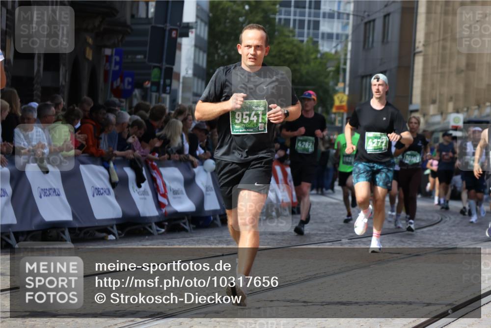 13.09.2026 - 21. swb-Marathon Bremen Strokosch-Dieckow http://msf.ph/oto/10317656 13.09.2026 13:24:38 Ziel 776, 909, 1199, 1250, 2295, 2491, 4000, 4559, 5012, 5208, 5481, 5668, 5669, 5928, 5929, 6105, 7059, 7069, 7081, 7156, 8082, 8415, 8784, 9087, 9573, 9916, 282, 1516, 2280, 2761, 3015, 4198, 4262, 4277, 5328, 5664, 6360, 6626, 6807, 7854, 8853, 9541, 10103 meine-sportfotos.de