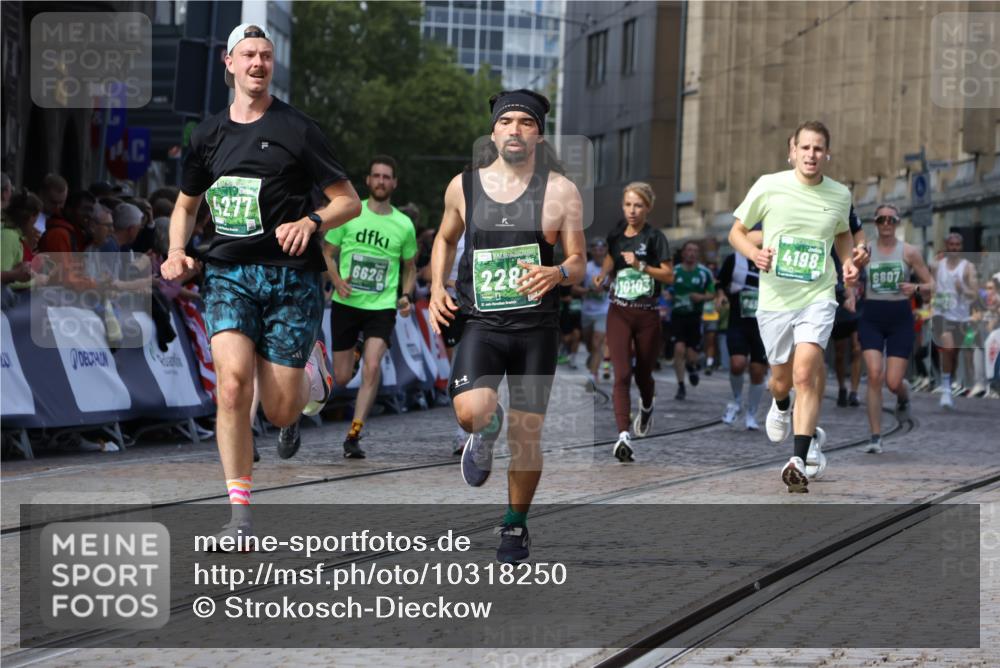13.09.2026 - 21. swb-Marathon Bremen Strokosch-Dieckow http://msf.ph/oto/10318250 13.09.2026 13:24:41 Ziel 776, 1250, 2295, 2491, 4000, 4559, 5012, 5208, 5481, 5572, 5668, 5669, 5928, 5929, 5953, 6080, 7059, 7069, 7081, 7156, 7568, 8082, 8310, 8415, 8784, 9087, 9573, 9676, 9916, 972, 1516, 2280, 2761, 3015, 4198, 4262, 4277, 4973, 5664, 6360, 6544, 6626, 6807, 7854, 8853, 10103 meine-sportfotos.de