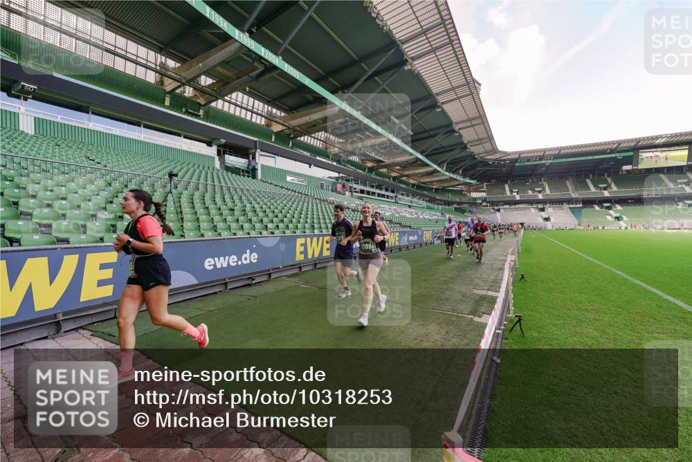 13.09.2026 - 21. swb-Marathon Bremen Michael Burmester http://msf.ph/oto/10318253 13.09.2026 13:16:13 Laufen im Stadion 134, 143, 153, 231, 263, 266, 267, 271, 300, 414, 598, 612, 653, 990, 1047, 1185, 1312, 1465, 1539, 1825, 1874, 1987, 2013, 2218, 2235, 2259, 2351, 2359, 2363, 2381, 2385, 2386, 2466, 2468, 2484, 2562, 2579, 2664, 2667, 2678, 2690, 2691, 2698, 2737, 2760, 2778, 2783, 2797, 2799, 2821, 2846, 2859, 2861, 2874, 2958, 2974, 2996, 3001, 3075, 3133, 3157, 3165, 3185, 3213, 3237, 3265, 3331, 3355, 3366, 3382, 3387, 3486, 3501, 3512, 3670, 3680, 3829, 4034, 4306, 703 meine-sportfotos.de