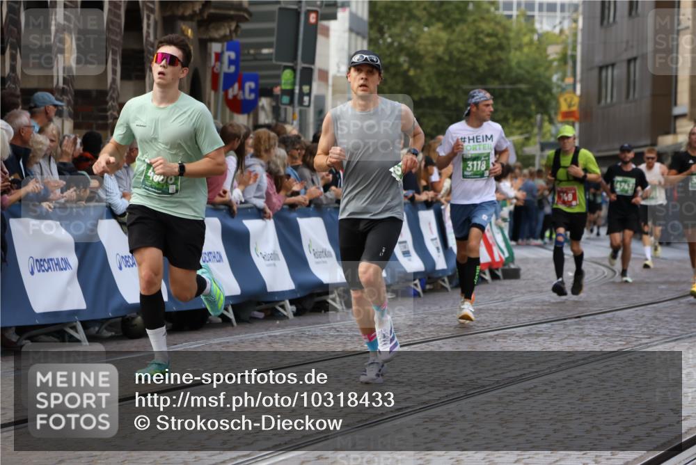 13.09.2026 - 21. swb-Marathon Bremen Strokosch-Dieckow http://msf.ph/oto/10318433 13.09.2026 13:07:13 Ziel 521, 749, 1009, 3127, 3794, 3973, 4574, 5238, 6784, 8580, 8888, 9708, 2706, 3043, 3118, 4743, 4808, 8060, 8098, 8980 meine-sportfotos.de
