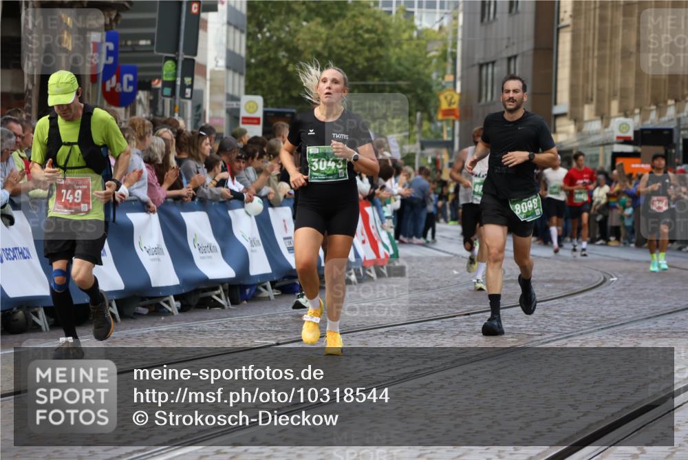 13.09.2026 - 21. swb-Marathon Bremen Strokosch-Dieckow http://msf.ph/oto/10318544 13.09.2026 13:07:18 Ziel 521, 749, 1540, 3127, 3794, 3973, 4574, 8580, 8888, 9708, 2706, 3043, 3118, 4743, 7803, 8060, 8098, 8467 meine-sportfotos.de
