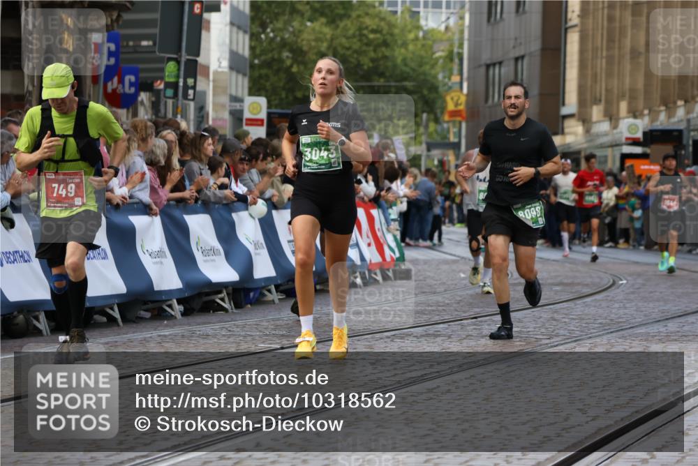 13.09.2026 - 21. swb-Marathon Bremen Strokosch-Dieckow http://msf.ph/oto/10318562 13.09.2026 13:07:18 Ziel 521, 749, 1540, 3127, 3794, 3973, 4574, 8580, 8888, 9708, 2706, 3043, 3118, 4743, 7803, 8060, 8098, 8467 meine-sportfotos.de