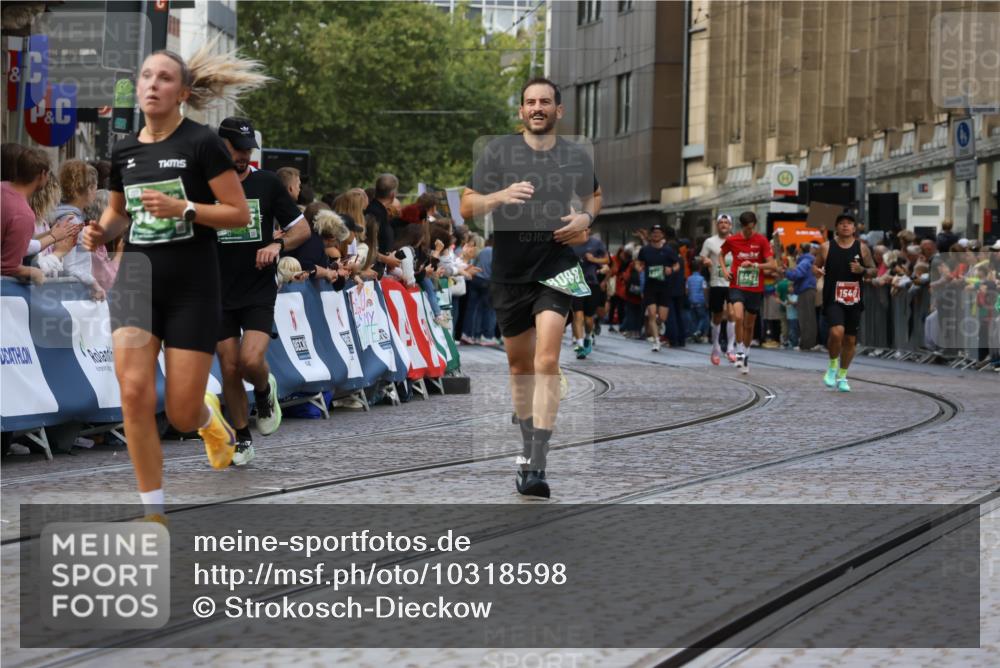 13.09.2026 - 21. swb-Marathon Bremen Strokosch-Dieckow http://msf.ph/oto/10318598 13.09.2026 13:07:19 Ziel 749, 1540, 3127, 3794, 3973, 4574, 8888, 9708, 819, 2706, 3043, 4743, 7803, 8060, 8098, 8467 meine-sportfotos.de