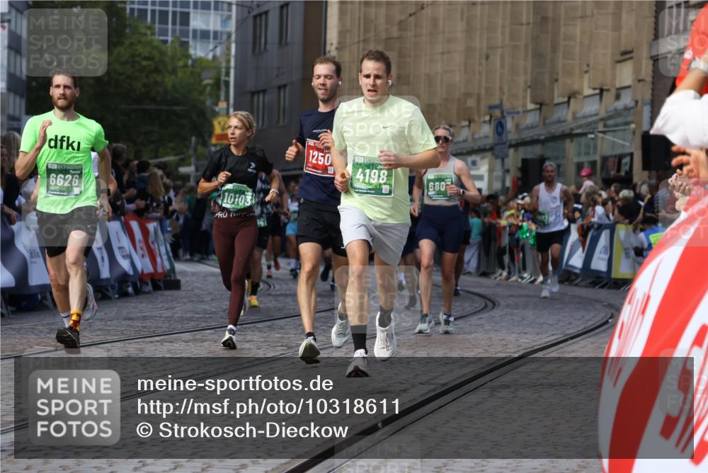 13.09.2026 - 21. swb-Marathon Bremen Strokosch-Dieckow http://msf.ph/oto/10318611 13.09.2026 13:24:42 Ziel 776, 1250, 2295, 2491, 3994, 4000, 4559, 5012, 5208, 5572, 5668, 5669, 5928, 5929, 5953, 6080, 7069, 7081, 7156, 7568, 8310, 8415, 8784, 9087, 9264, 9573, 9676, 9916, 972, 1516, 2761, 3015, 4198, 4262, 4277, 4973, 5664, 6079, 6360, 6544, 6626, 6807, 7409, 7854, 8853, 10103 meine-sportfotos.de